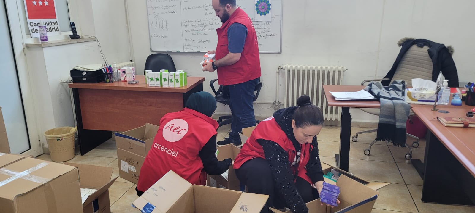 Nothilfe arcenciel im Libanon Medizin verpacken